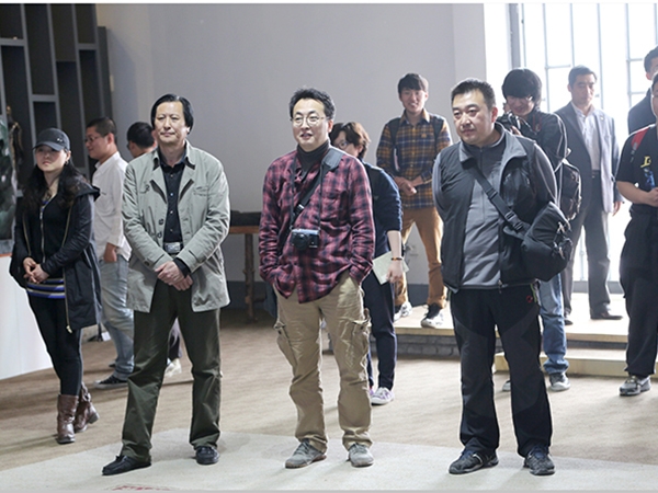 中央美术学院开云·官方端网页版登录入口系副主任张伟教授、杨靖教授带领学生来华艺开云·官方端网页版登录入口参观学习