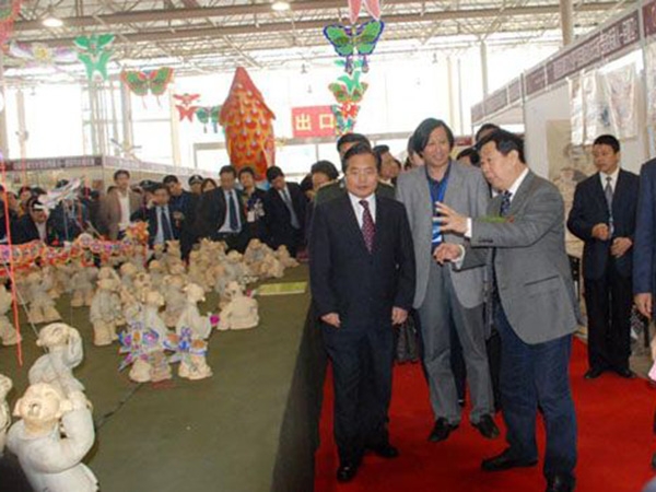 中国美术家协会主席刘大为、潍坊市委书记张新起等领导参观陶艺作品“百子闹鸢”大型民俗情景组合群雕