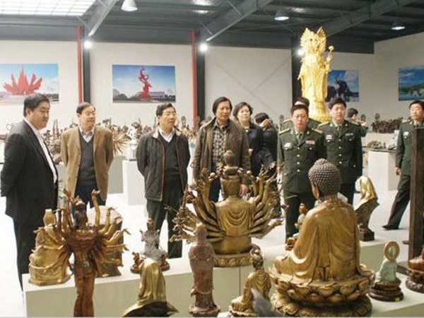 2009年3月29日济南军区原副司令李洪程中将、潍坊军分区司令员卞长伟、临朐县委书记刘建国等领导来华艺开云·官方端网页版登录入口视察指导，傅绍相总经理介绍开云·官方端网页版登录入口艺术