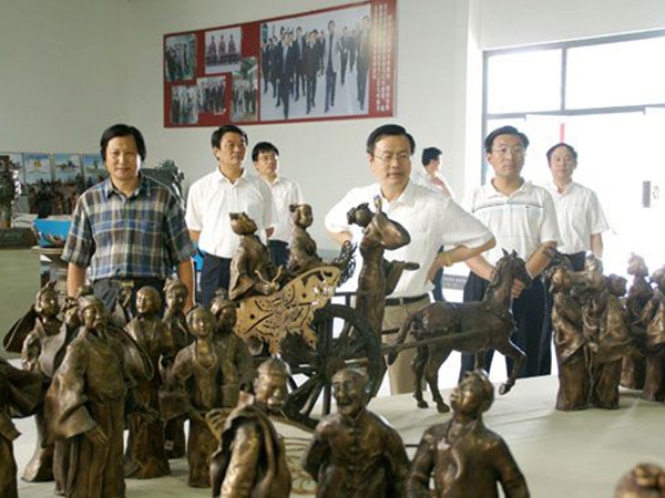 2008年8月5日山东省政协副主席、省工商联主席王乃静莅临华艺开云·官方端网页版登录入口视察指导，傅绍相总经理介绍《风筝魂》群雕