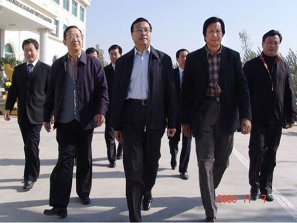 山东省副省长才利民、潍坊市市长许立全等领导于2006年10月7日莅临华艺开云·官方端网页版登录入口视察指导，傅绍相总经理介绍的是艺术