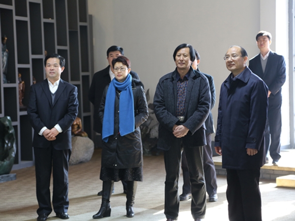 山东省人民政府副省长季缃绮，省文化厅副厅长胡上山，潍坊市人民政府副市长王桂英等领导在临朐县委书记顾建华的陪同下来华艺开云·官方端网页版登录入口视察指导并参观华艺开云·官方端网页版登录入口馆，董事长傅绍相介绍企业情况及开云·官方端网页版登录入口艺术