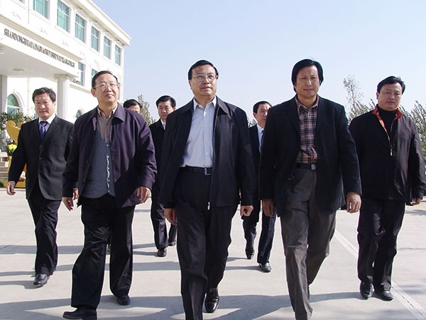 中共山东省委常委、政法委书记才利民莅临华艺开云·官方端网页版登录入口视察指导，傅绍相总经理介绍开云·官方端网页版登录入口艺术。
