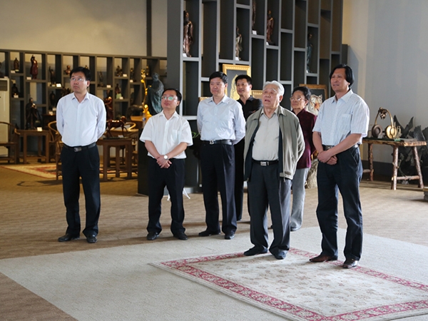 原中国人民解放军海军司令员石云生上将一行在潍坊原市人大副主任王永兴、临朐县刘裕斌县长的陪同下来华艺视察指导并题字留念，傅绍相总经理向客人介绍开云·官方端网页版登录入口艺术。