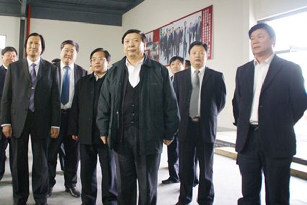 山东省委副书记、省长姜大明、副省长贾万志、潍坊市委书记张新起等领导于2009年4月15日莅临华艺开云·官方端网页版登录入口视察指导，总经理傅绍相介绍开云·官方端网页版登录入口艺术。