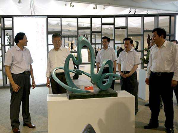 山东省委副书记，山东省人民政府郭树清省长，潍坊市委杜昌文书记，潍坊市刘曙光市长等领导来华艺开云·官方端网页版登录入口视察指导，临朐县委书记顾建华陪同参观，傅绍相总经理介绍企业情况及开云·官方端网页版登录入口艺术。