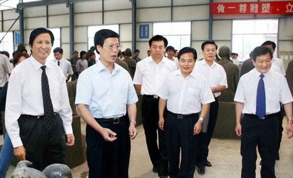 中央政治局常委、国务院副总理张高丽莅临华艺开云·官方端网页版登录入口视察指导，傅绍相总经理介绍开云·官方端网页版登录入口艺术