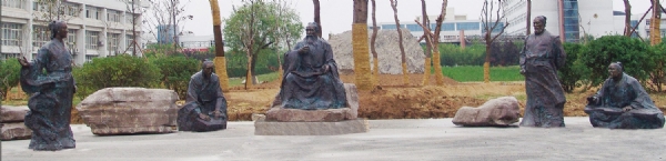 《孔子讲学》作者：左耀国 高度：2.2米 安放：临沂大学