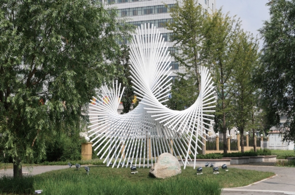 《展翅》作者：傅绍相   高度：6.8米   安放：临朐